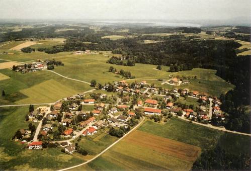 Luftbild von Pfaffenbichl mit Chiemsee